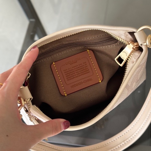 Coach Cream Shoulder Bag - Picture 4 of 9
